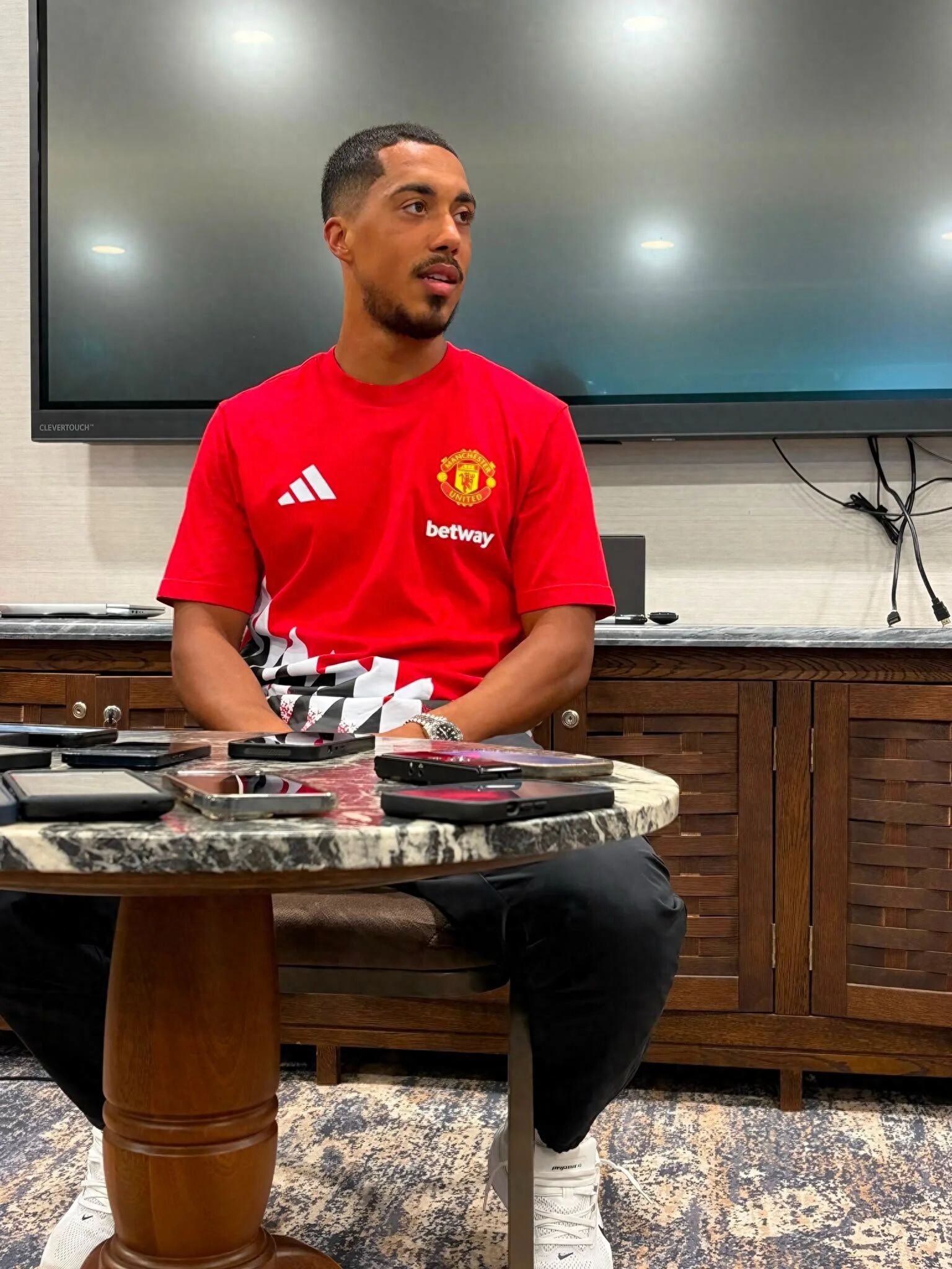 Tielemans would rather let Villa down than miss out on Manchester United! After twice failing to join the Red Devils, he doesn't want to regret it again.