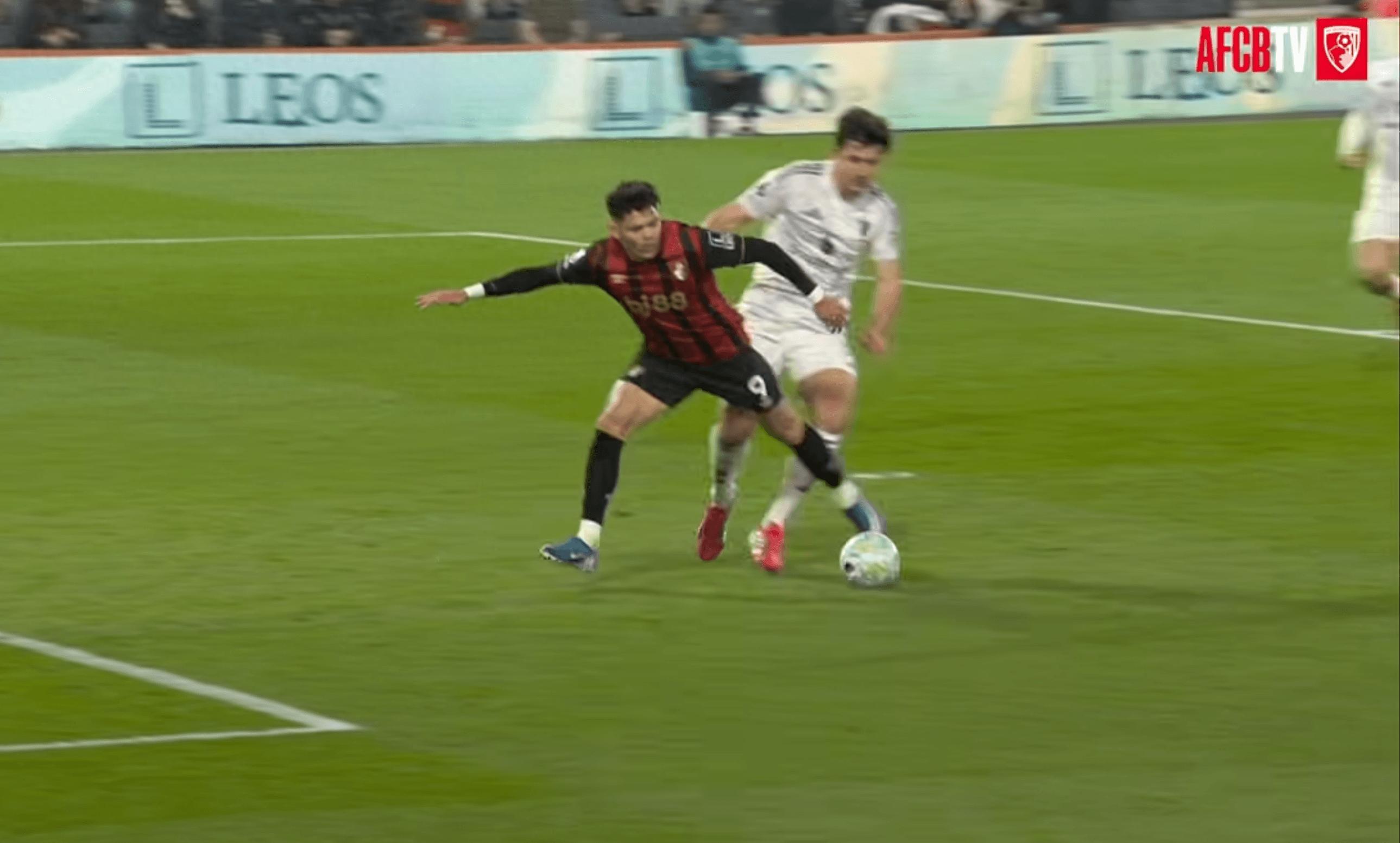 Bournemouth responds to Manchester United's complaint! Denies gaining points through referees, Maguire's push in the first half wasn't penalized either.