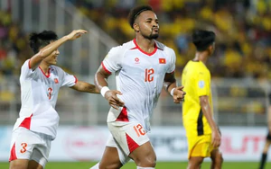 Xuân Son nets a "wonder goal" against Malaysia following a flawless team move from Vietnam.