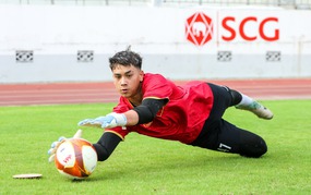 Vietnam U19 team screens players, urgently adds overseas Vietnamese goalkeeper