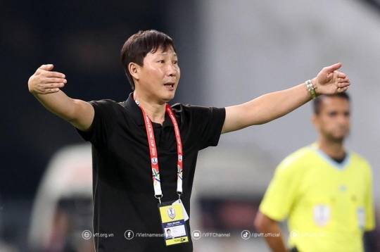 Coach Kim Sang Sik maintains history, closely follows Coach Park Hang Seo