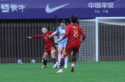 What does Chinese media say about their team's 2-0 victory over Vietnam?