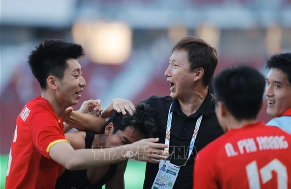Which playing style will Coach Kim Sang-sik choose for the Vietnam national team to counter Malaysia?