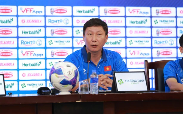 Coach Kim Sang Sik: 'Xuân Son can play'