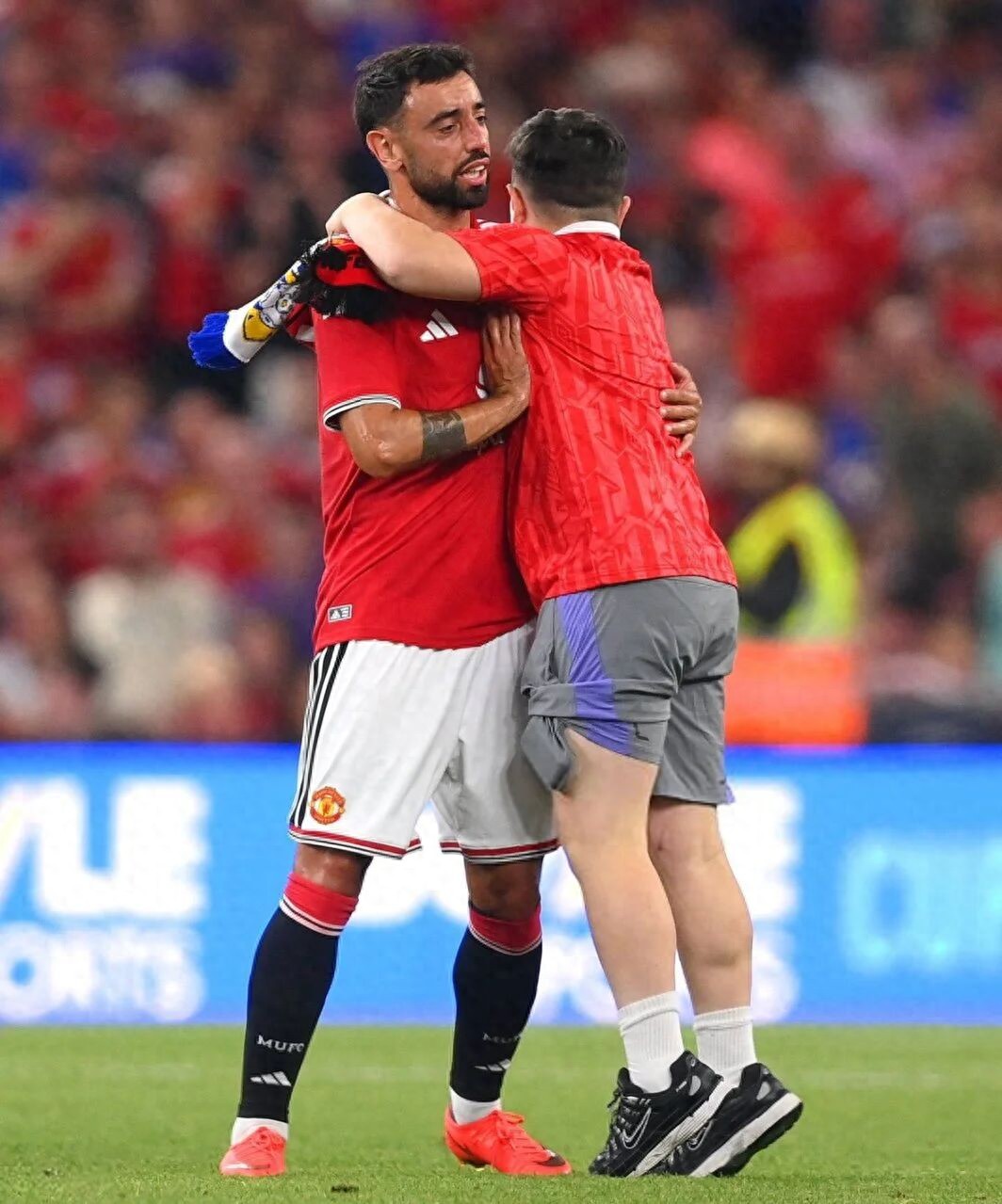 1 minute, 5 fans rushed onto the field to take photos with Bruno Fernandes! 3 clubs reportedly eyeing Man United captain, Ratcliffe may be forced to raise his salary