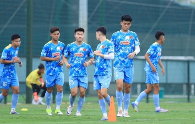 The tallest defender in history makes his first start for the Vietnam national team.