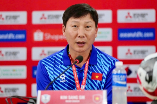 Coach Kim Sang Sik: 'I am excited to work with Hoang Hen and Van Hau for the first time'